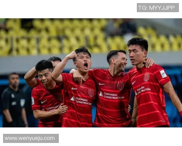 球迷热情高涨围观足球球星亲临签字现场引发万人排队盛况